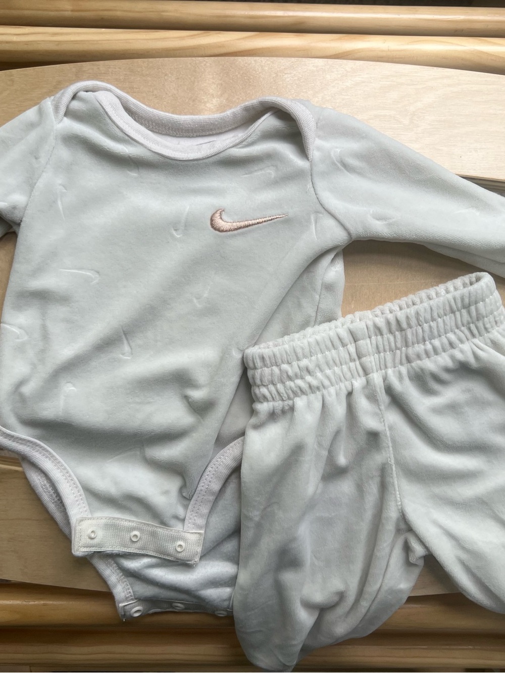 Nike Newborn Velour bodysuit and pants set, like new!